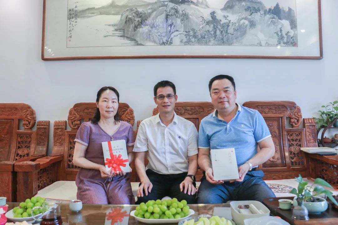 7月27日集團(tuán)公司黨委書記、董事長蔡勇（中）到閉忠敏家中開展廉政家訪并贈送家風(fēng)家訓(xùn)書籍